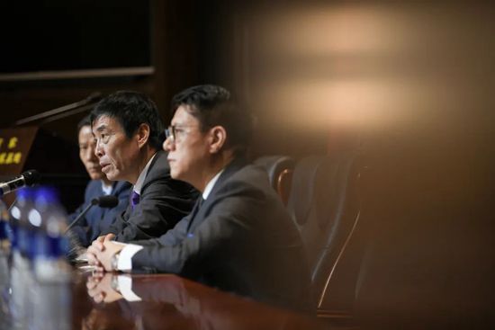 手伸进内裤吻胸